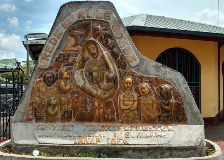 40. Paramaribo, monument franciscain Paix à tous les Dieux