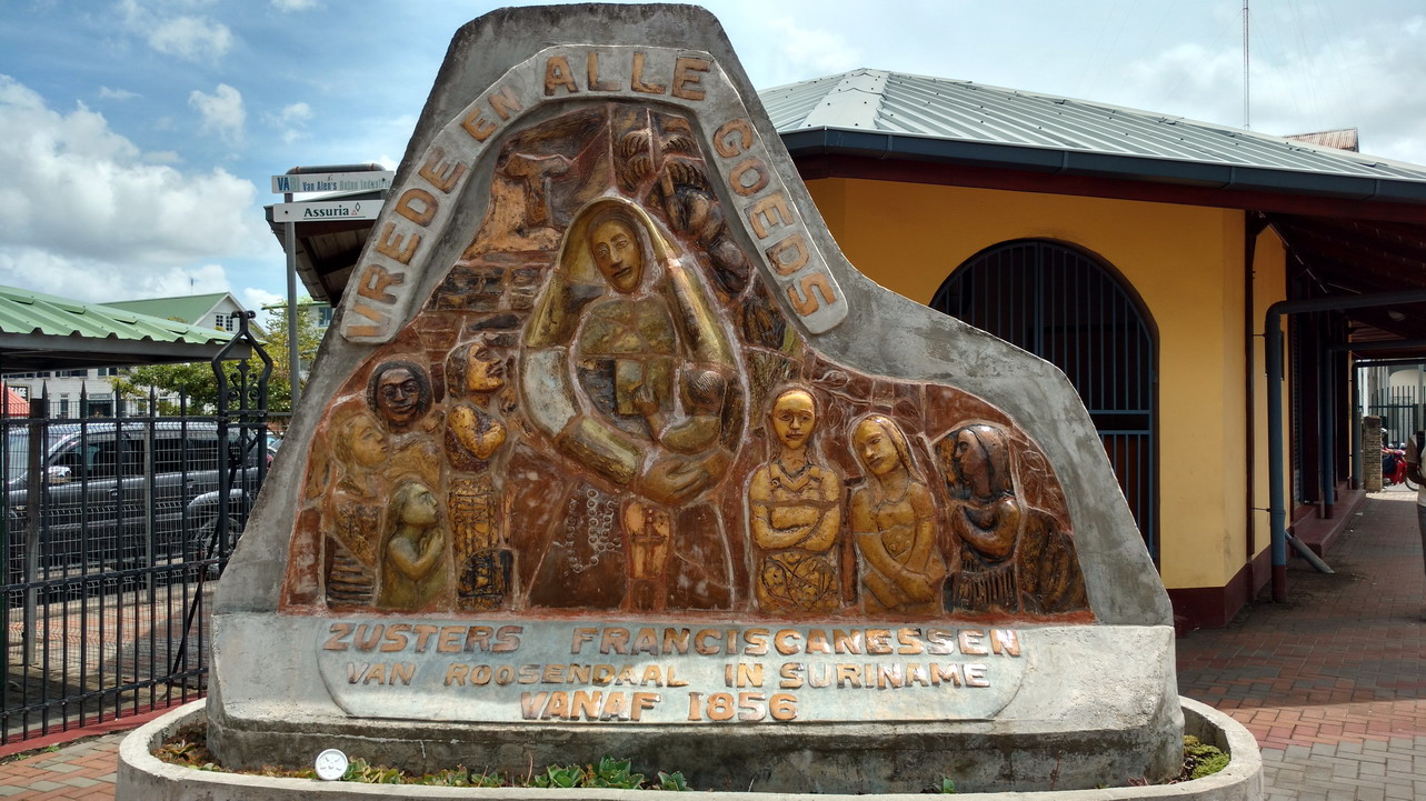 40. Paramaribo, monument franciscain Paix à tous les Dieux