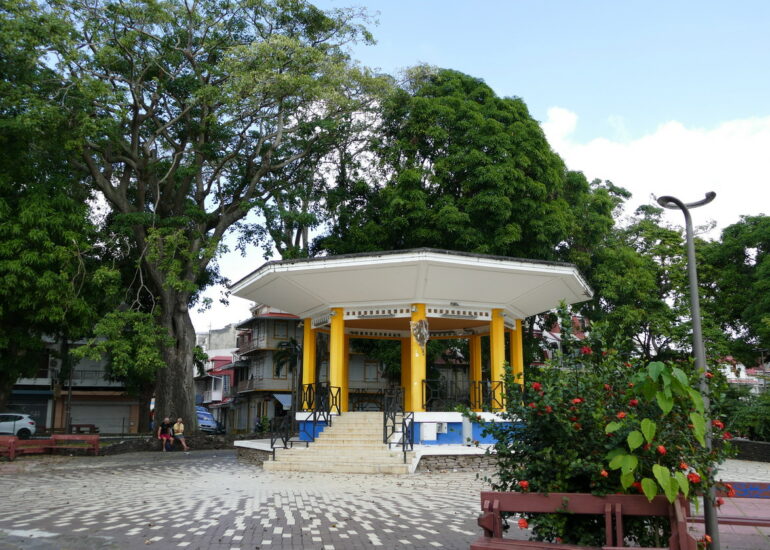 40. Pointe-à-Pitre ; le kiosque place de la Victoire