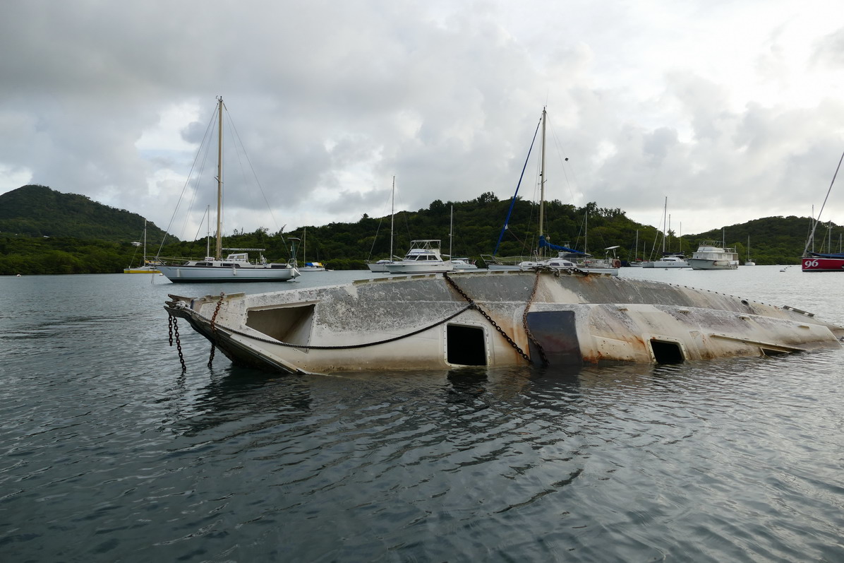 41. La Martinique, le Marin ; entre deux eaux