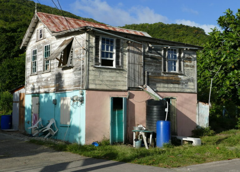 42. Bequia, Admiralty bay, construction locale sur la côte nord