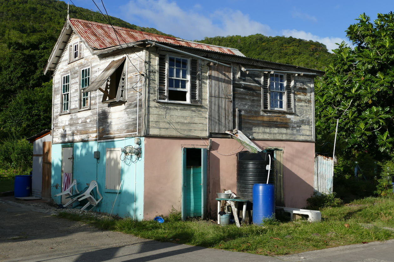 42. Bequia, Admiralty bay, construction locale sur la côte nord