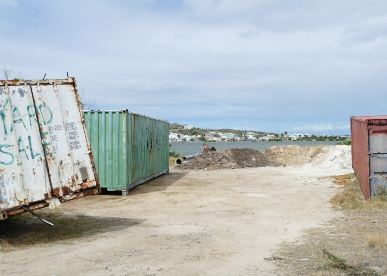 42. St Martin, la côte orientale, beaucoup de destructions ; les conteneurs ont été emportés comme des fétus de paille