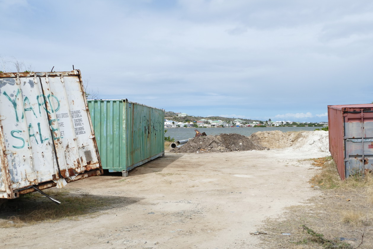 42. St Martin, la côte orientale, beaucoup de destructions ; les conteneurs ont été emportés comme des fétus de paille