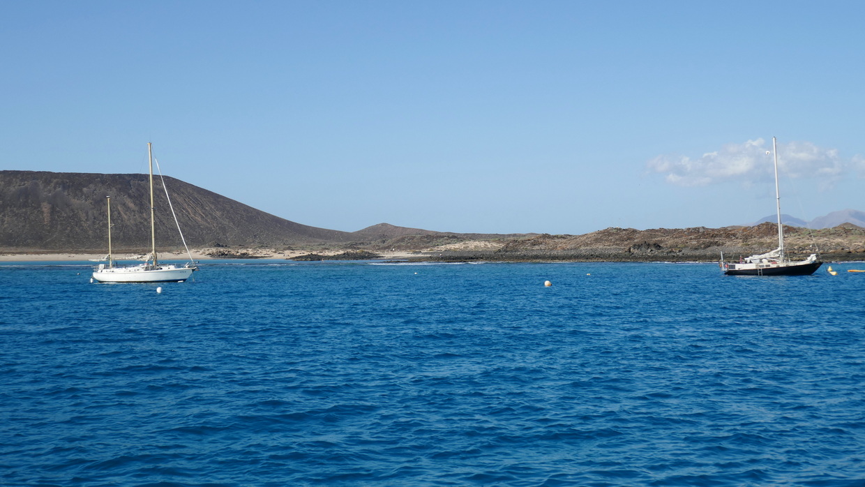 44. Au nord de Fuerteventura, le mouillage derrière l'îlot de Lobos