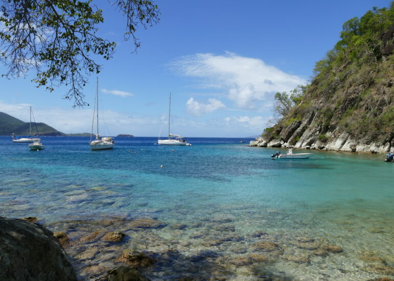 45. L'archipel des Saintes ; la Petite anse