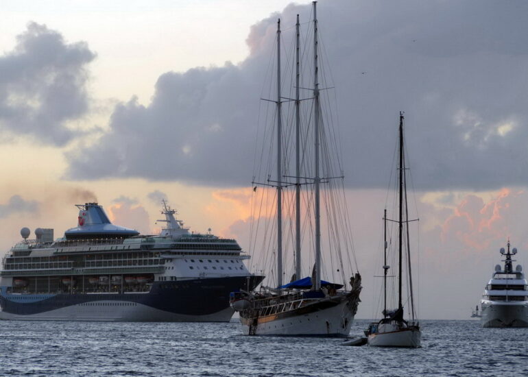 45. L'énorme paquebot Marella discovery (265 m) construit à St Nazaire en 1996