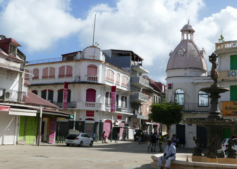 45. Pointe-à-Pitre ; la rue Frébault, artère vitale de la ville