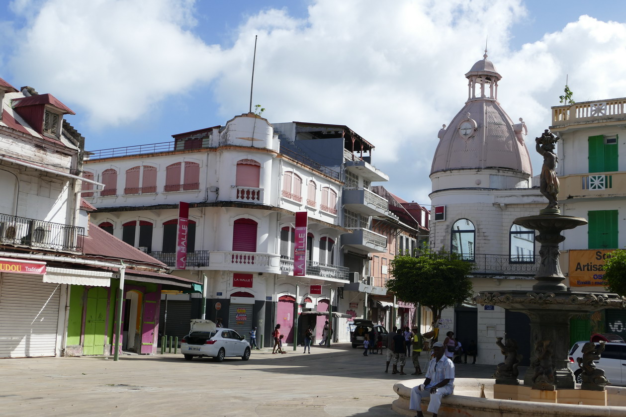 45. Pointe-à-Pitre ; la rue Frébault, artère vitale de la ville