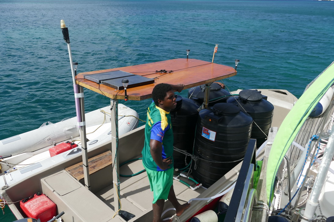 46. Canouan, le transport de l'eau