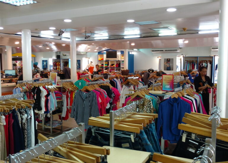 46. Paramaribo, les magasins de vêtements ne sont jamais absents du paysage