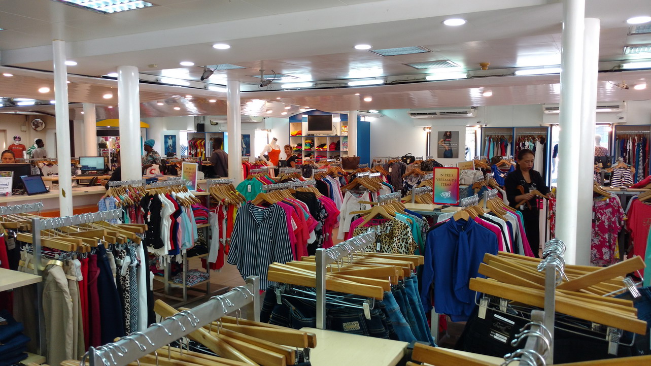 46. Paramaribo, les magasins de vêtements ne sont jamais absents du paysage