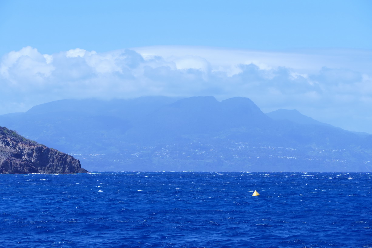 46. Pas toujours commode la passe des Baleines et ses hauts-fonds qui génèrent une grosse houle !