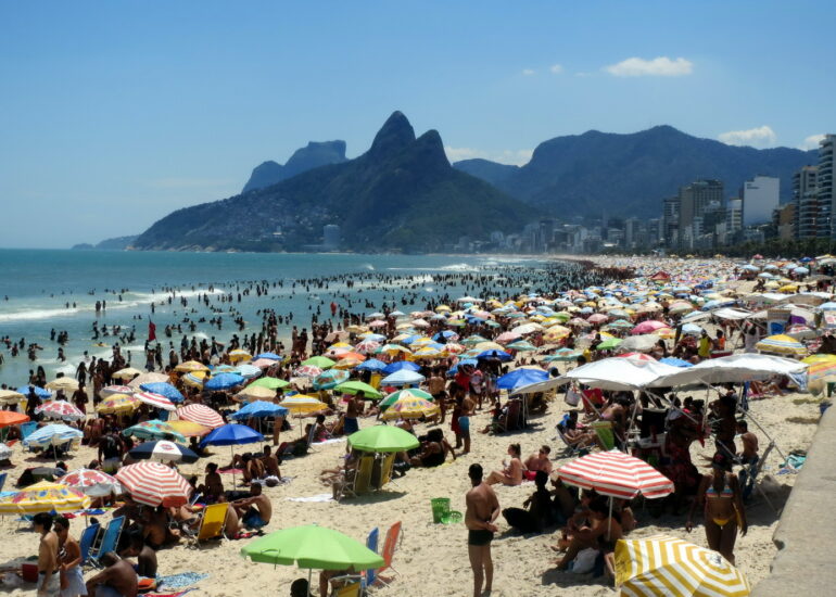 46. Plage d'Ipanema surpeuplée, il fait très chaud, tous les cariocas sont là