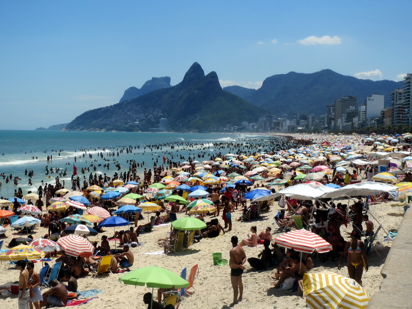 46. Plage d'Ipanema surpeuplée, il fait très chaud, tous les cariocas sont là