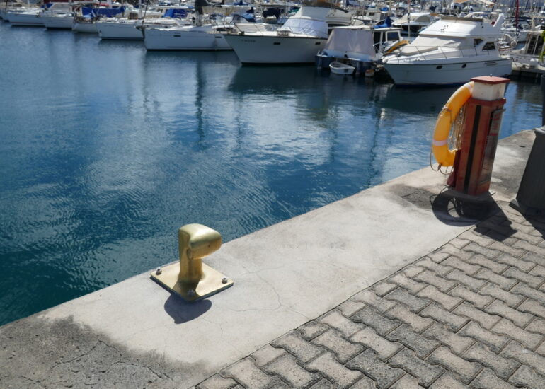 47. Lanzarote, la marina de Puertoi Calero et ses bittes d'amarrage dorées