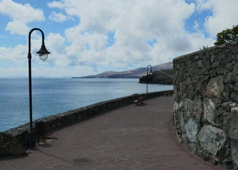 48. Lanzarote, la marina de Puerto Calero et sa promenade en bord de mer
