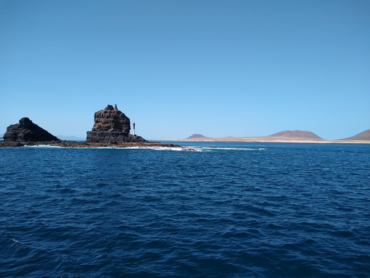 49. La Graciosa à l'arrière-plan derrière les roches de los Fariones