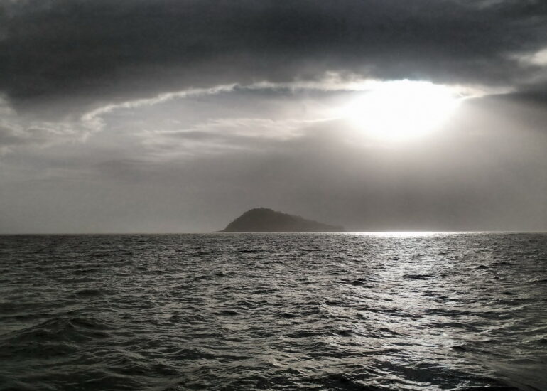 5. Ïlot La Mère sous un nuage impressionnant