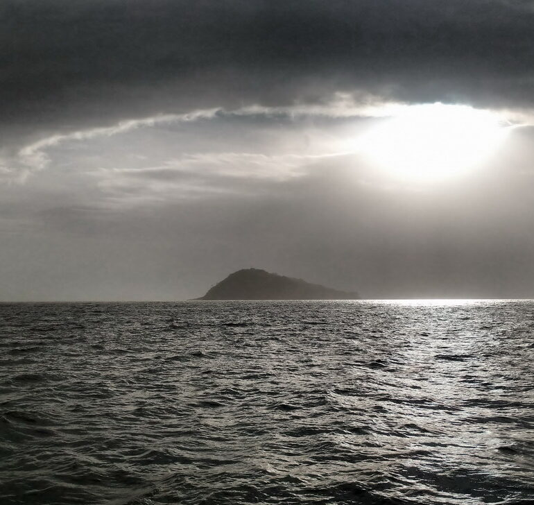5. Ïlot La Mère sous un nuage impressionnant
