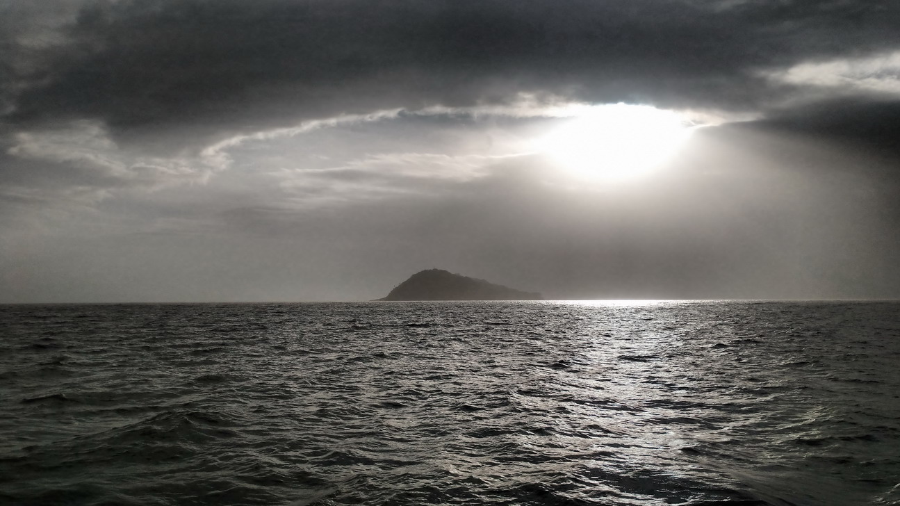 5. Ïlot La Mère sous un nuage impressionnant