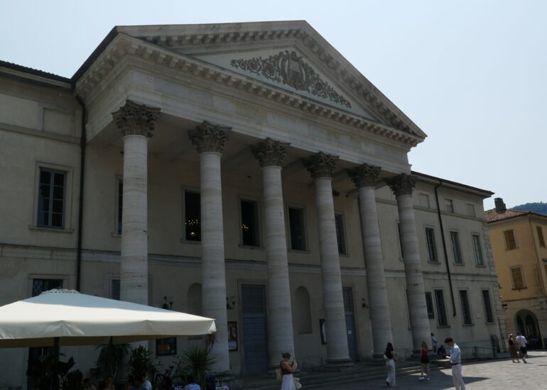 53. Lac de Côme, Côme, son théâtre et ses colonnes corinthiennes