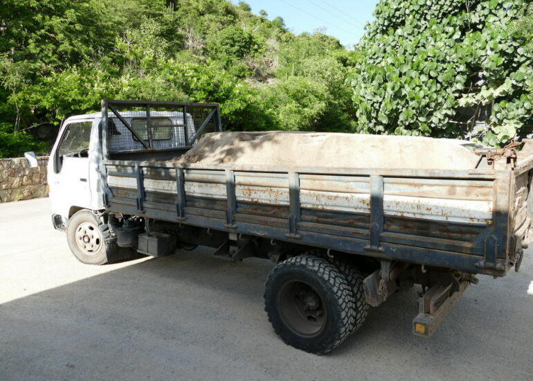 52. St Barth, un des nombreux camions qui circulent en permanence