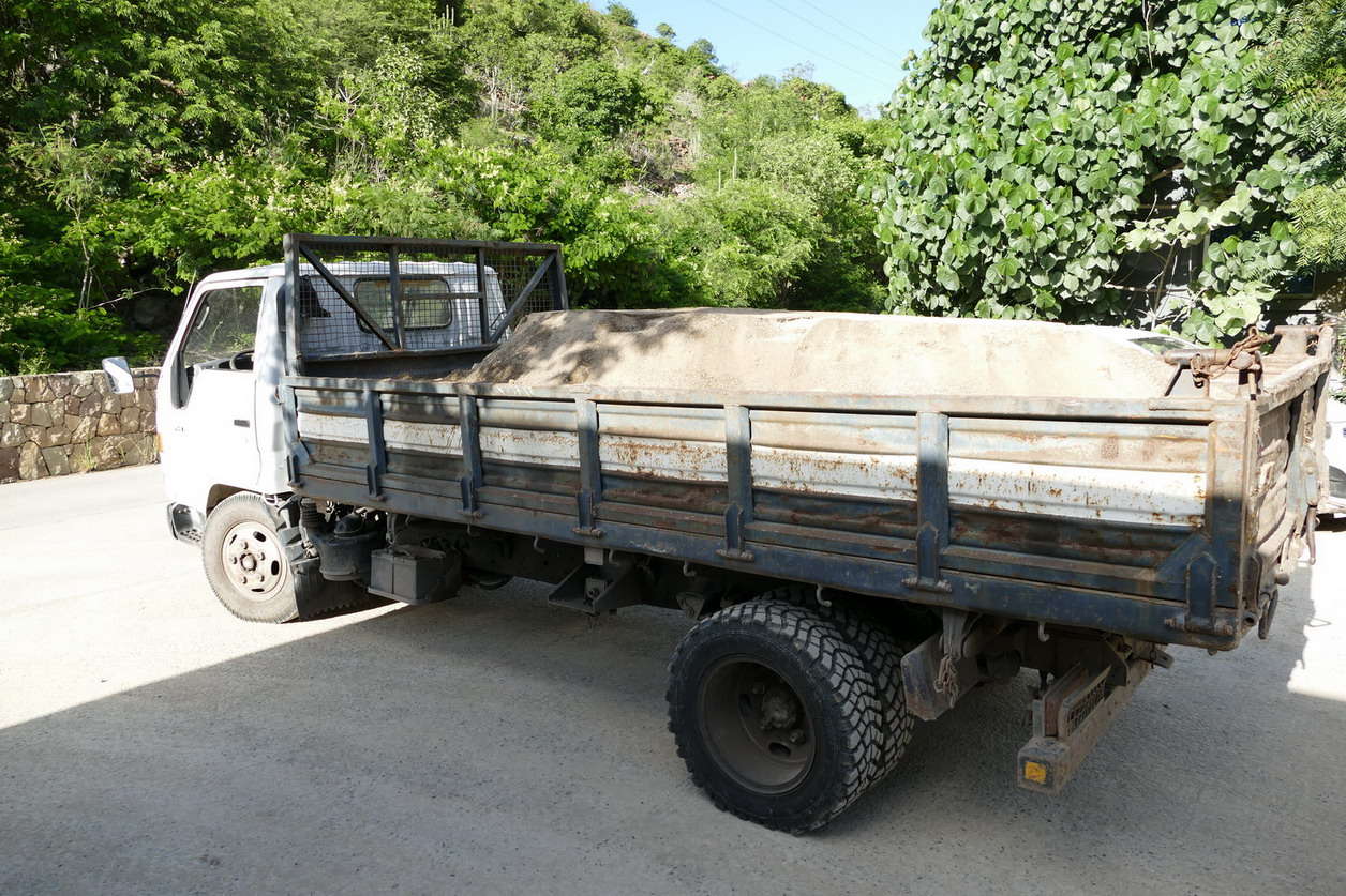 52. St Barth, un des nombreux camions qui circulent en permanence