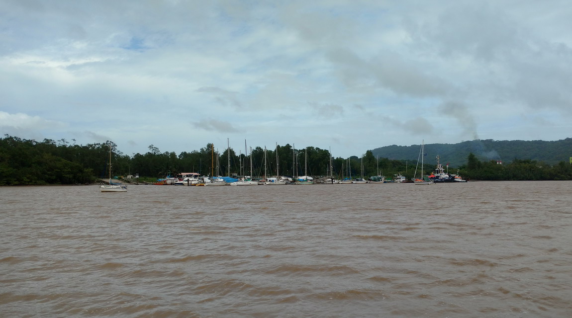 7. La marina de Dégrad des Cannes vue du mouillage