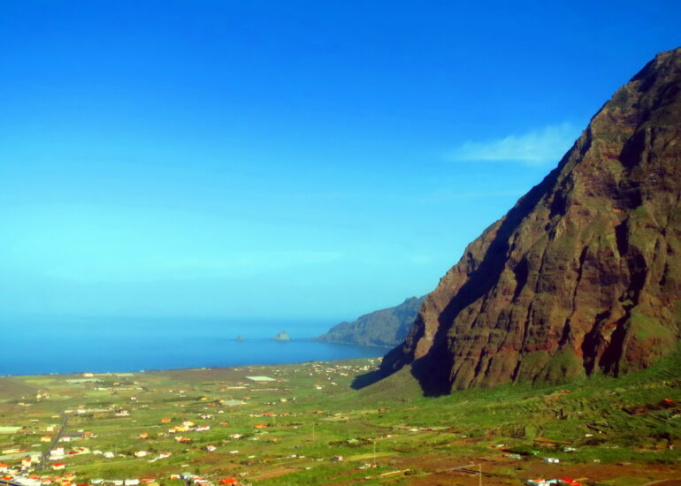 8. La caldera du volcan envahie par l’océan et une paroi de 1400 m