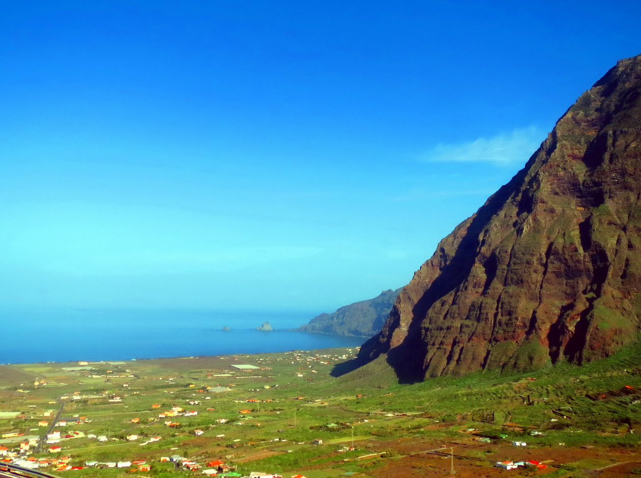 8. La caldera du volcan envahie par l’océan et une paroi de 1400 m