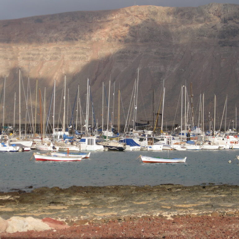 28. La marina de La Graciosa devant l'impressionnante falaise de Famara