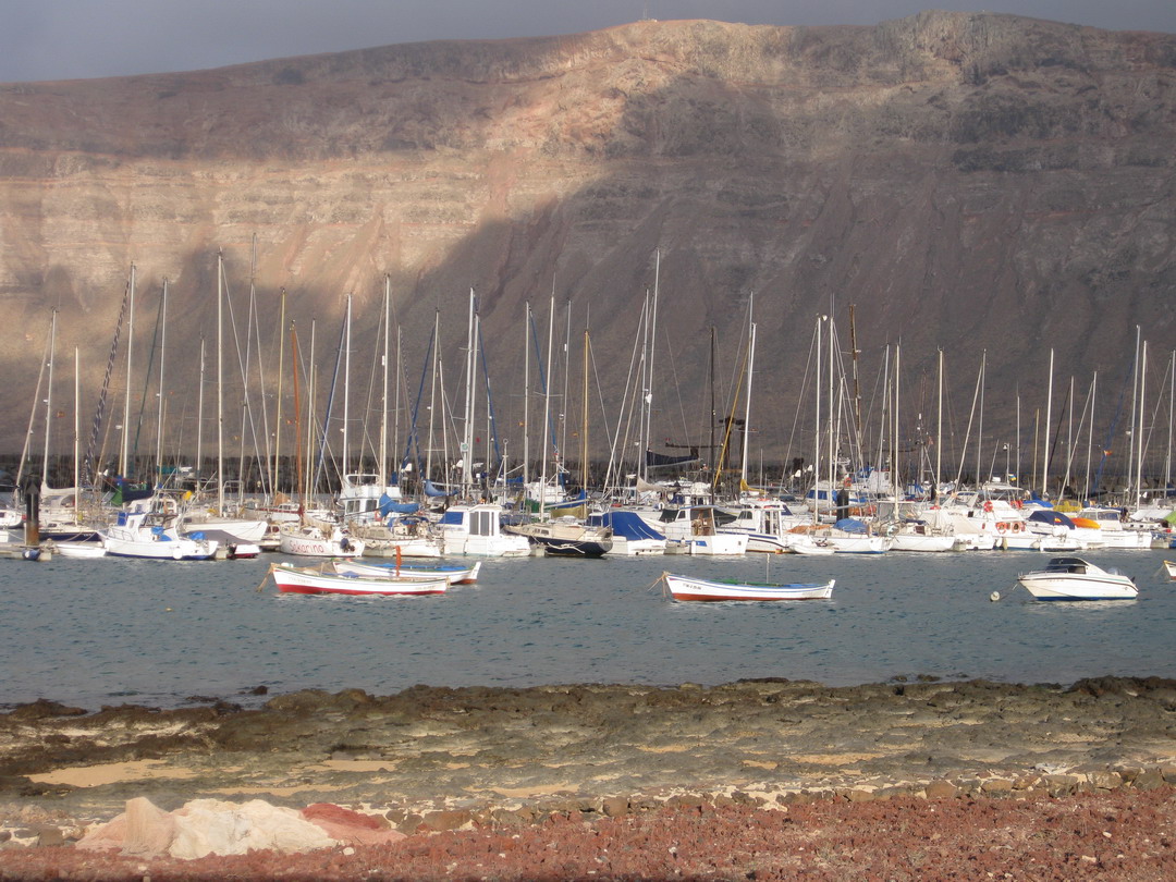 28. La marina de La Graciosa devant l'impressionnante falaise de Famara