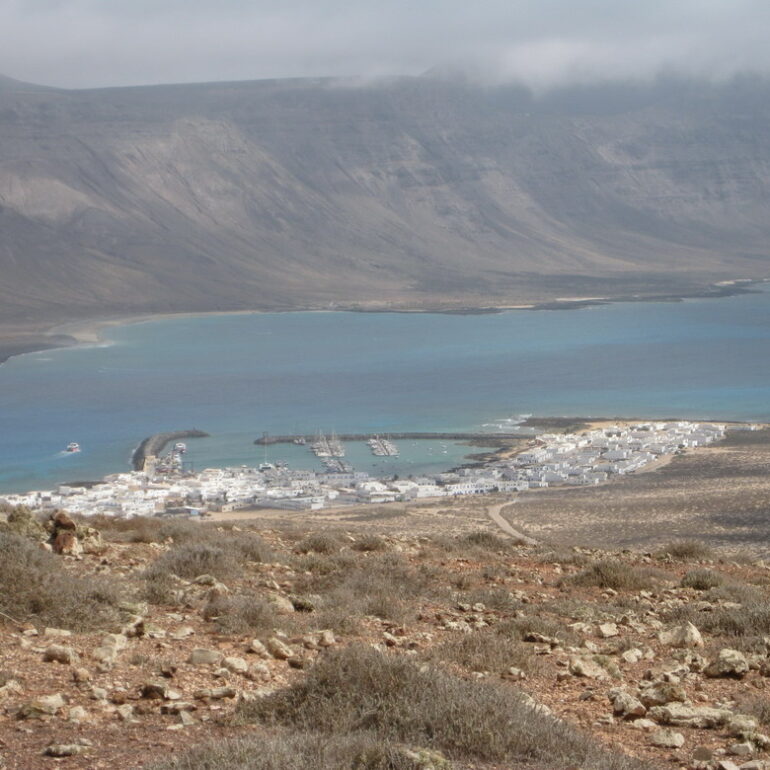3. Le village, le port et les falaises de Famara dans les nuages