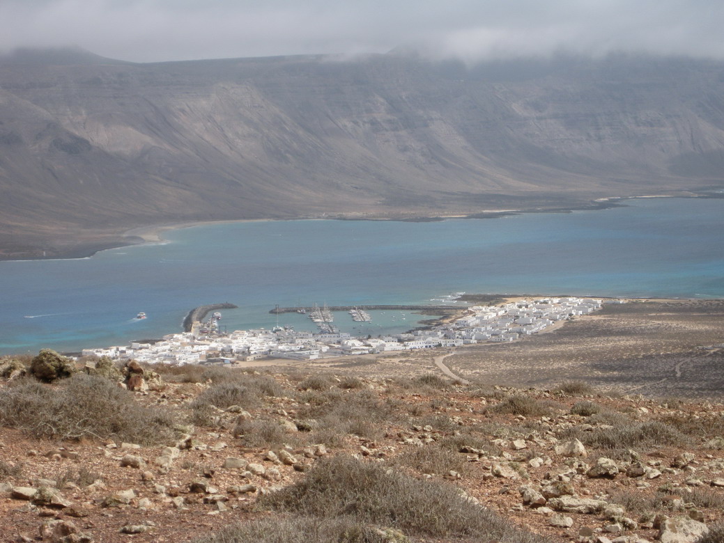 3. Le village, le port et les falaises de Famara dans les nuages