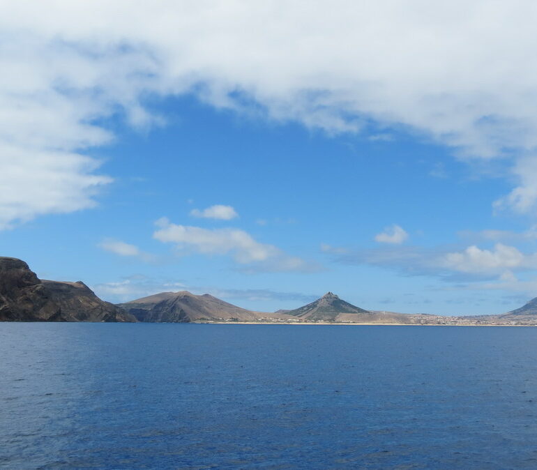 15. Porto Santo, l'autre île de l'archipel de Madère, vue du sud