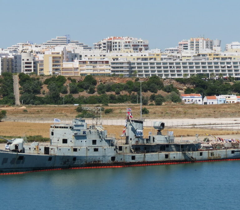 27. Algarve, vers la rive de Portimao, son vieux croiseur et ses immeubles