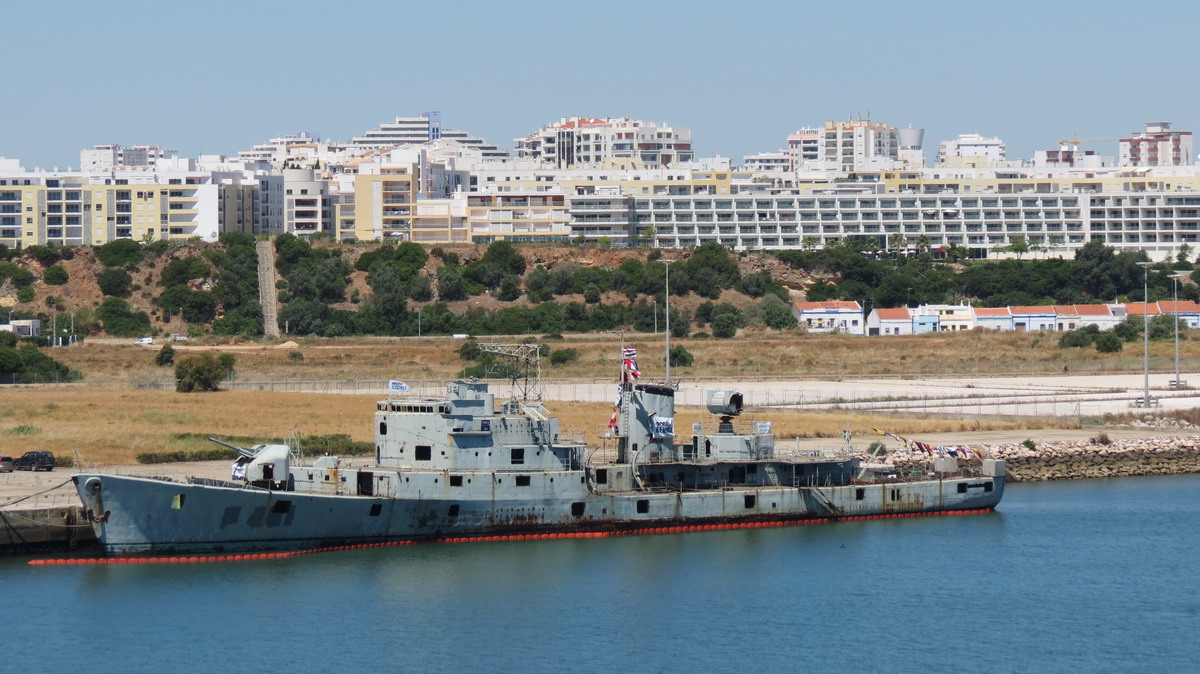 27. Algarve, vers la rive de Portimao, son vieux croiseur et ses immeubles