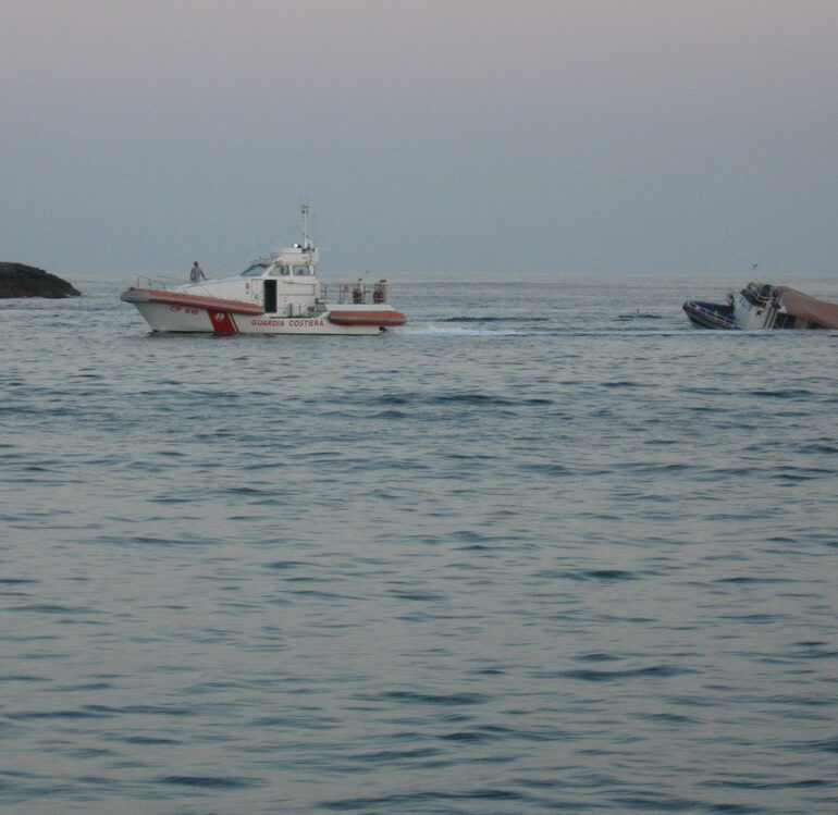 29. Lampedusa, un bateau d'immigrants tracté par une vedette de la Guarda costiera