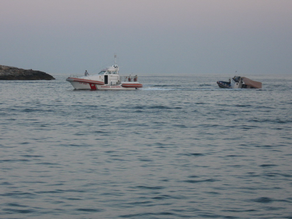29. Lampedusa, un bateau d'immigrants tracté par une vedette de la Guarda costiera
