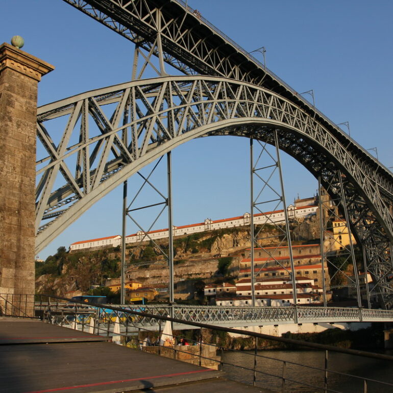 33. Porto, pont Dom-Luis, tramway en haut, voitures en bas