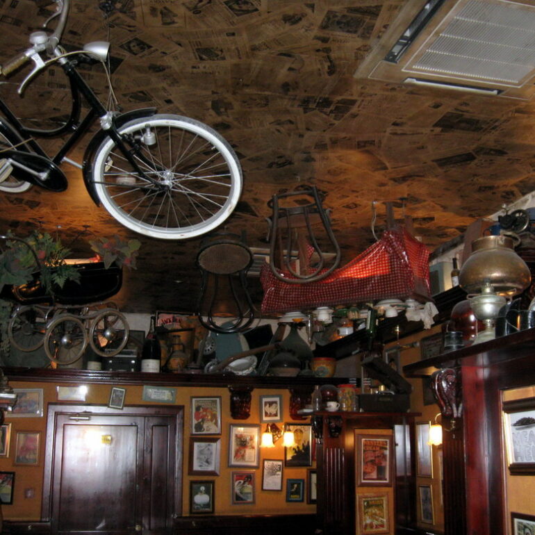 6. Intérieur d'un pub maltais